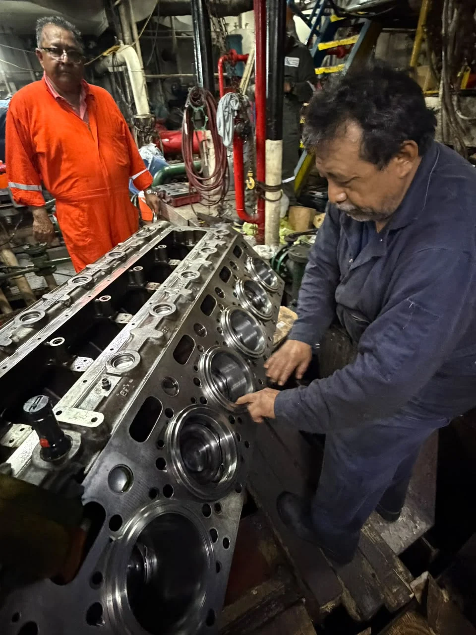 Técnicos realizando trabajos especializados en un motor industrial